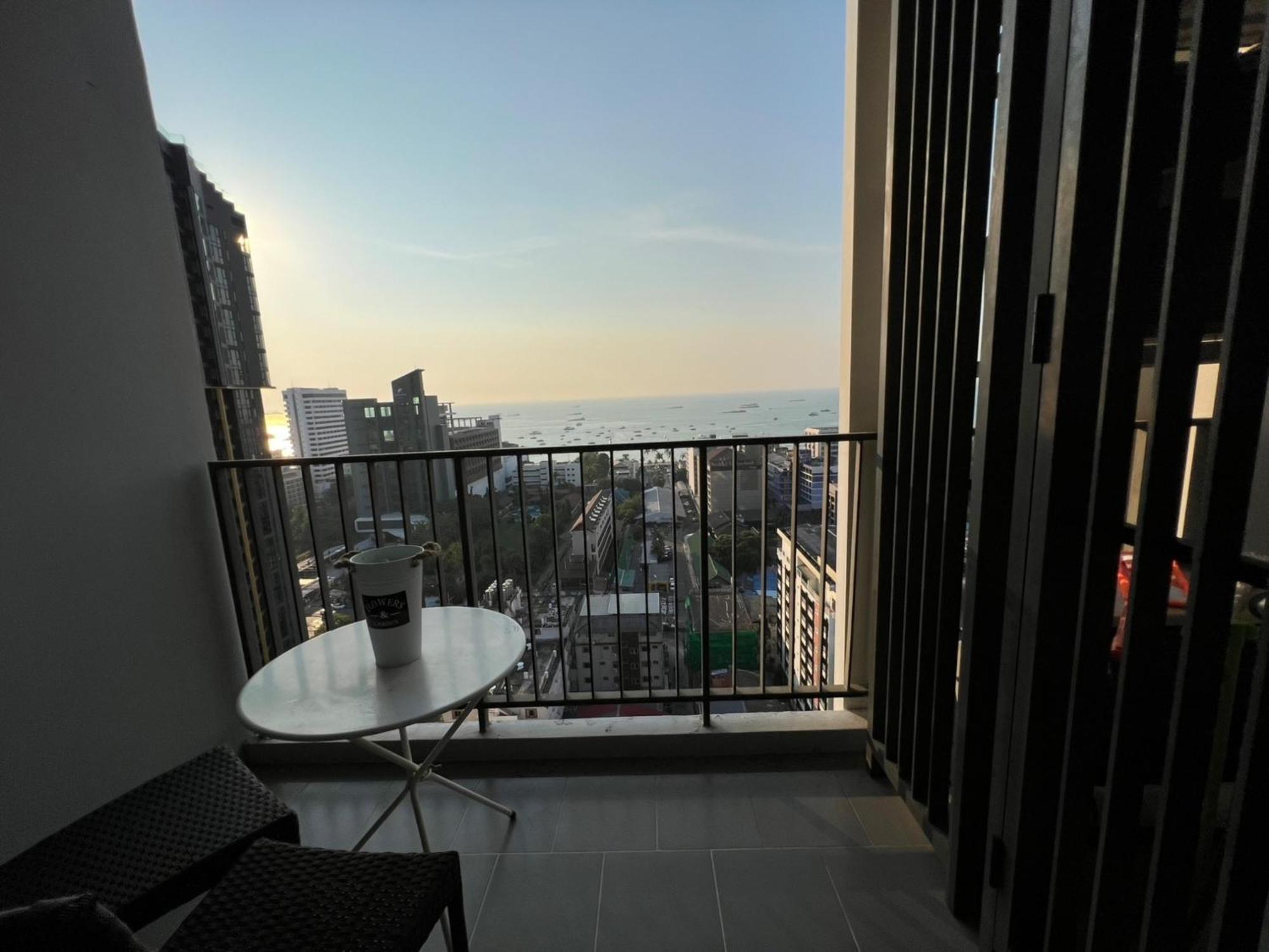 The Base Central Pattaya By Mickey Exterior photo