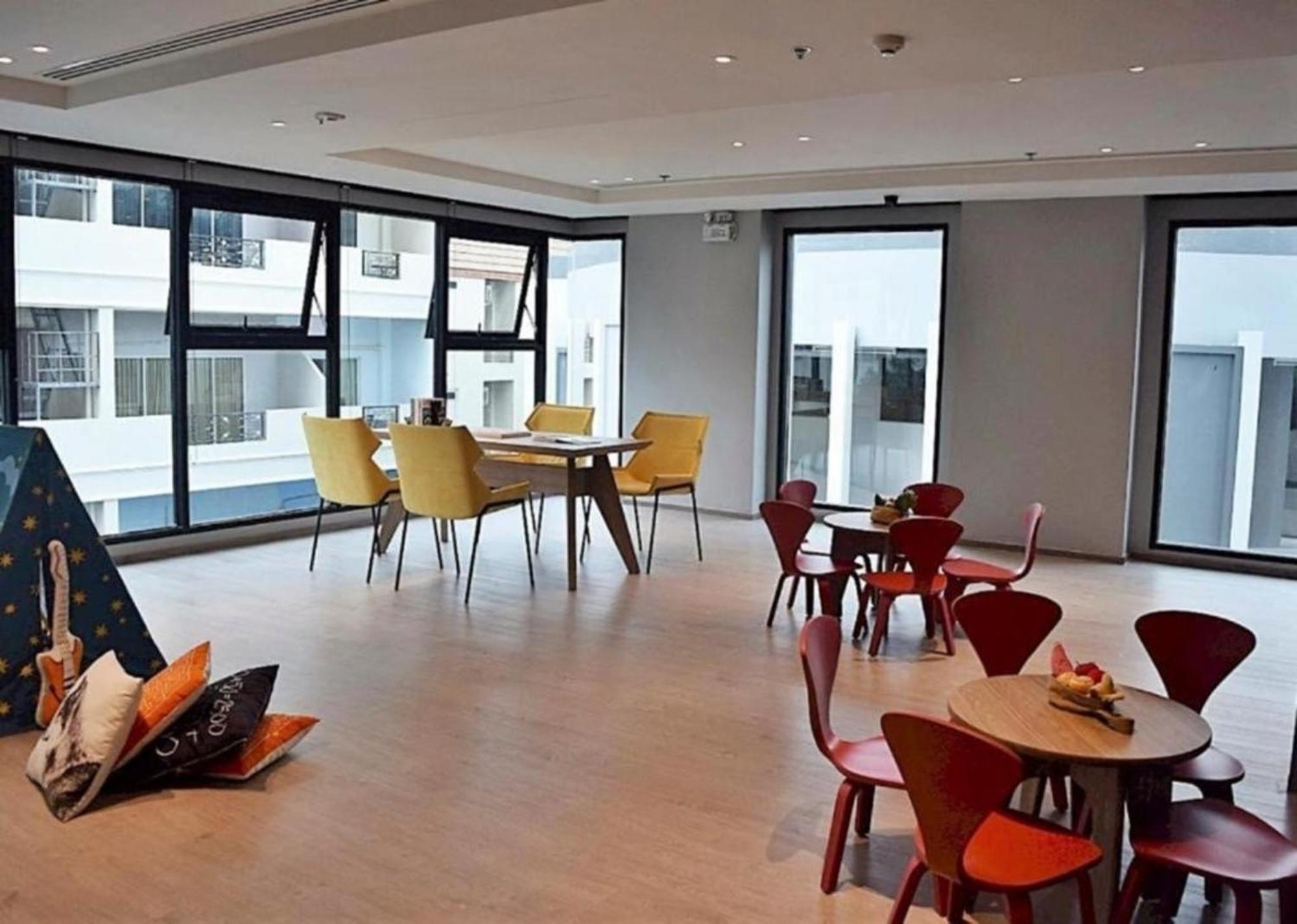 The Base Central Pattaya By Mickey Exterior photo