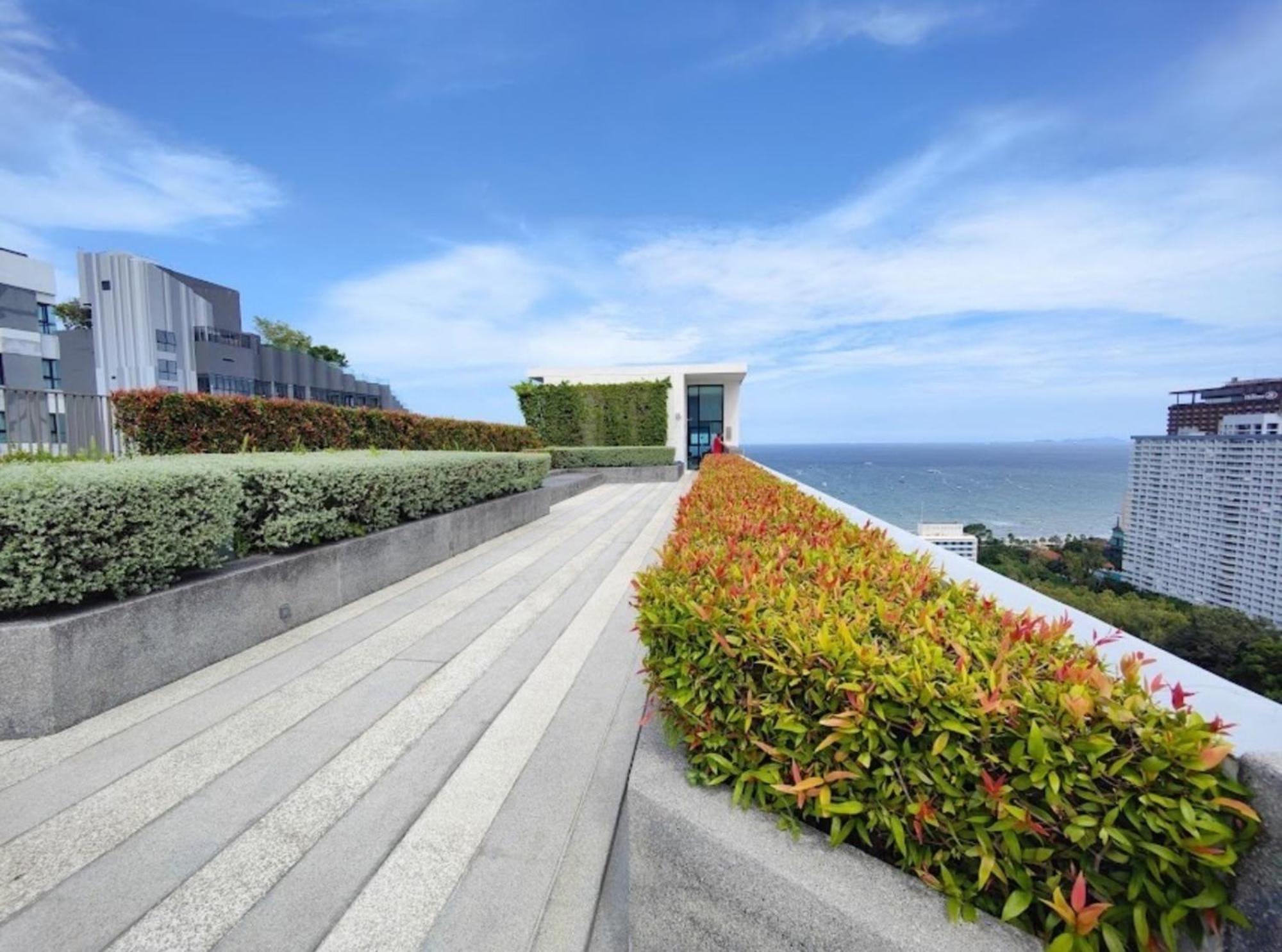 The Base Central Pattaya By Mickey Exterior photo